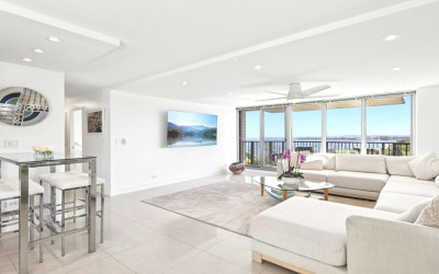 Gallery thumbnail Luxury Residence with Panoramic Views of Lake Michigan and the Chicago Skyline